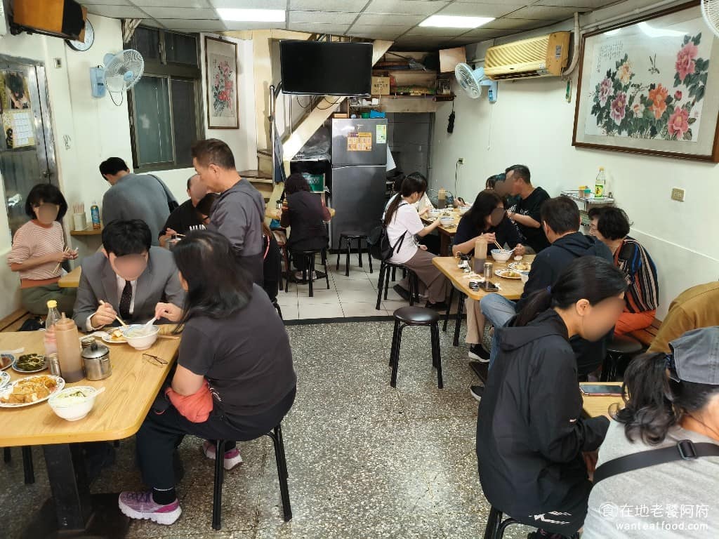 三禾米粉湯 三禾米粉湯菜單 三禾米粉湯推薦 中正區美食 中正美食 台灣小吃 米粉湯 店內環境比較傳統，就是一般小吃店的樣子，雖然店內有冷氣，但因為是開放式的空間，所以夏天來吃，還是會覺得有點熱。 @在地老饕阿府