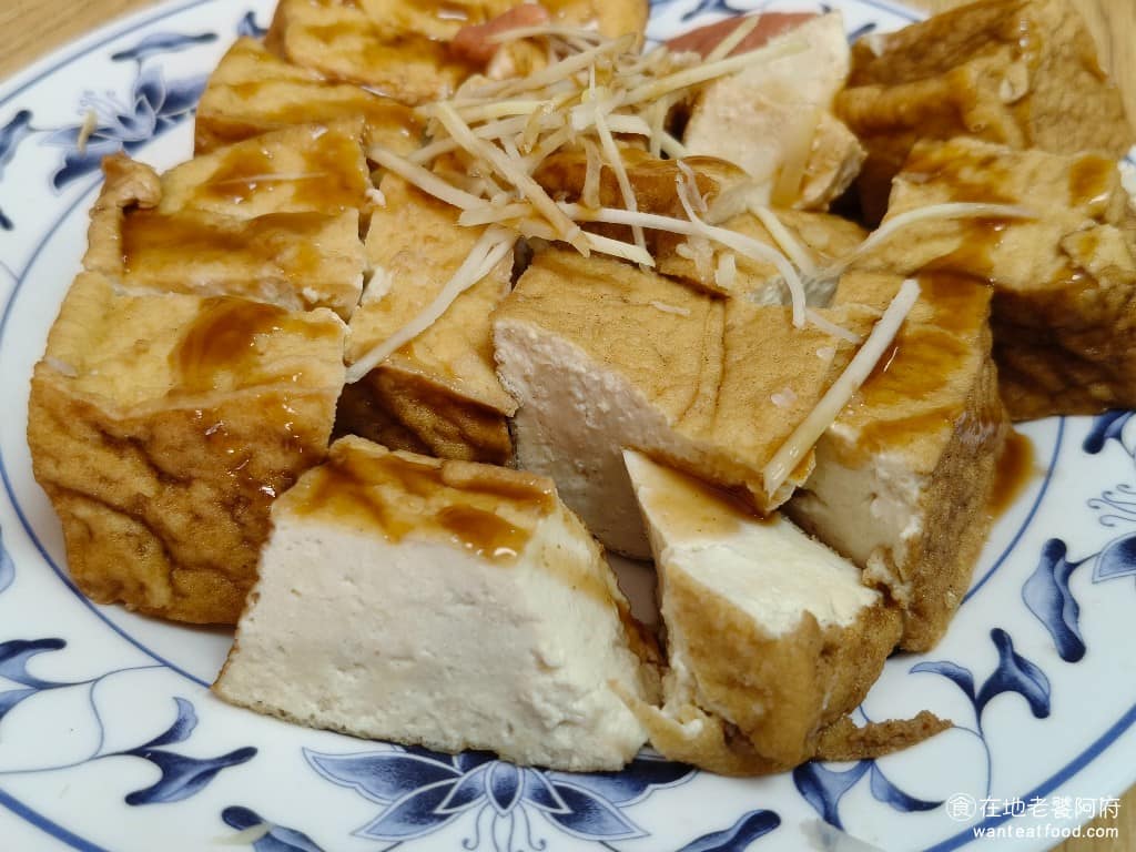三禾米粉湯 三禾米粉湯菜單 三禾米粉湯推薦 中正區美食 中正美食 台灣小吃 米粉湯 豆腐裡面軟嫩，上面均勻分布的孔洞，吸滿了湯汁，一口咬下湯汁會流出來，加上蒜蓉醬油非常好吃，一連就可以吃好幾口。 @在地老饕阿府
