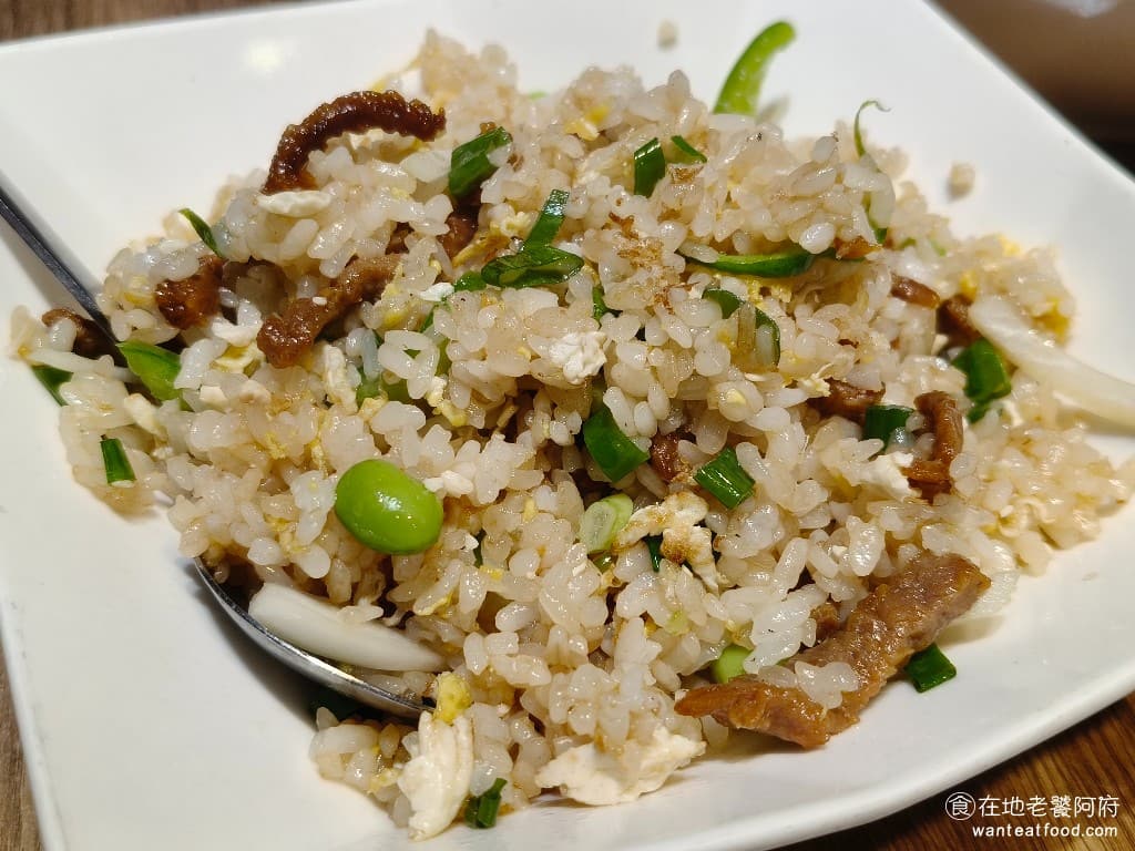 小北平麵食館 小北平麵食館菜單 小北平麵食館推薦 松山區美食 松山美食 中式料理 熱炒 青椒牛肉炒飯 《小北平麵食館》的炒飯也炒得非常不錯,每一口都帶有鍋氣。青椒吃起來口感清脆,牛肉吃起來也非常的滑嫩 @在地老饕阿府