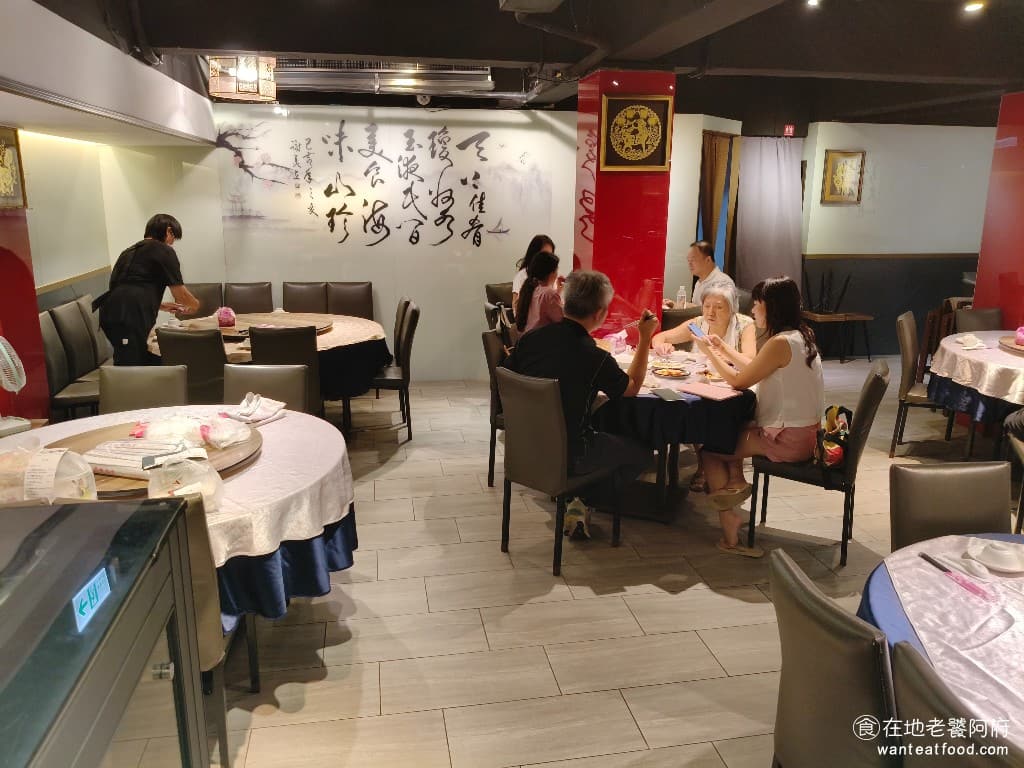 小北平麵食館 小北平麵食館菜單 小北平麵食館推薦 松山區美食 松山美食 中式料理 熱炒 店內的用餐環境,是高級的傳統中式風格,雖然是老店,但店內的環境,維持得非常好 @在地老饕阿府