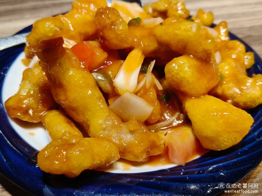 小北平麵食館 小北平麵食館菜單 小北平麵食館推薦 松山區美食 松山美食 中式料理 熱炒 除了里肌肉之外,配料還有鳳梨、洋蔥,直接把這個醬加到炒飯裡吃,也非常棒 @在地老饕阿府
