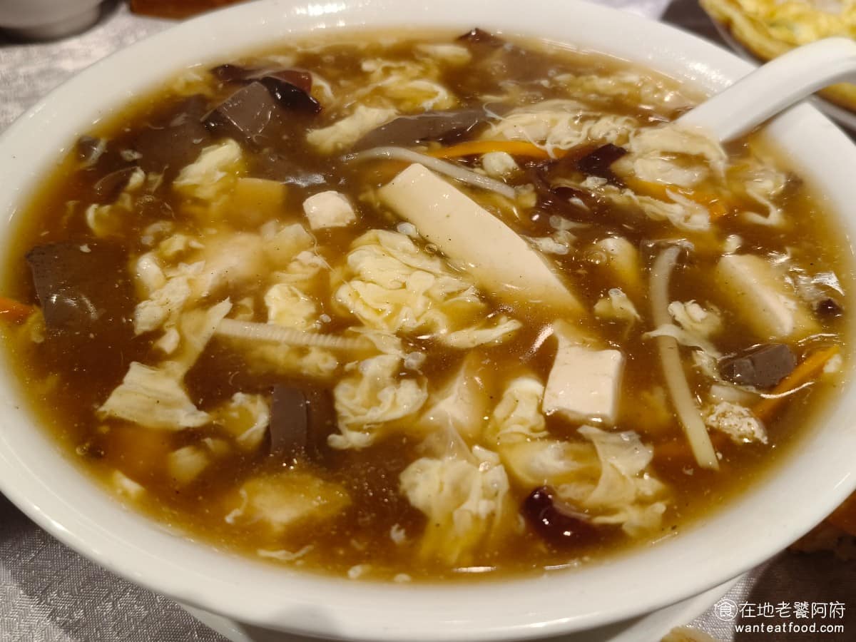 小北平麵食館 小北平麵食館菜單 小北平麵食館推薦 松山區美食 松山美食 中式料理 熱炒 酸辣湯 裡面料很多,有蛋花、豆腐、豬血、筍絲、黑木耳,味道不會特別酸,喝起來舒服,個人還是覺得酸菜肚片湯比較好喝 @在地老饕阿府