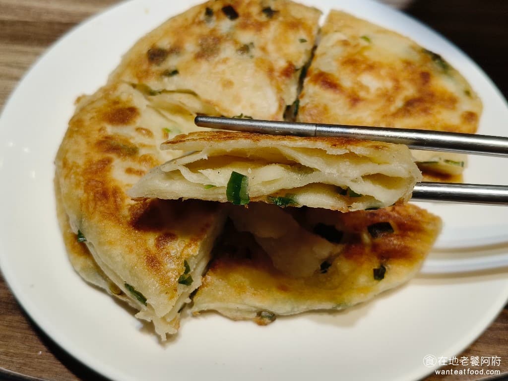 小北平麵食館 小北平麵食館菜單 小北平麵食館推薦 松山區美食 松山美食 中式料理 熱炒 因為餅皮非常厚,一定要趁熱吃,不然冷了之後,就會變得比較硬 @在地老饕阿府