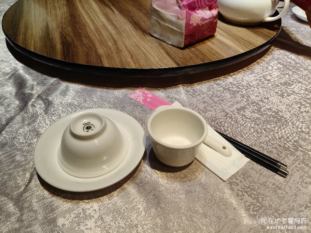 小北平麵食館 小北平麵食館菜單 小北平麵食館推薦 松山區美食 松山美食 中式料理 熱炒 店內的服務生也非常的熱情,一進門就有服務生親切地詢問人數,並帶位桌上已經準備好碗筷、茶杯和紙巾,熱騰騰的茶水立刻送上,讓人感到貼心 @在地老饕阿府