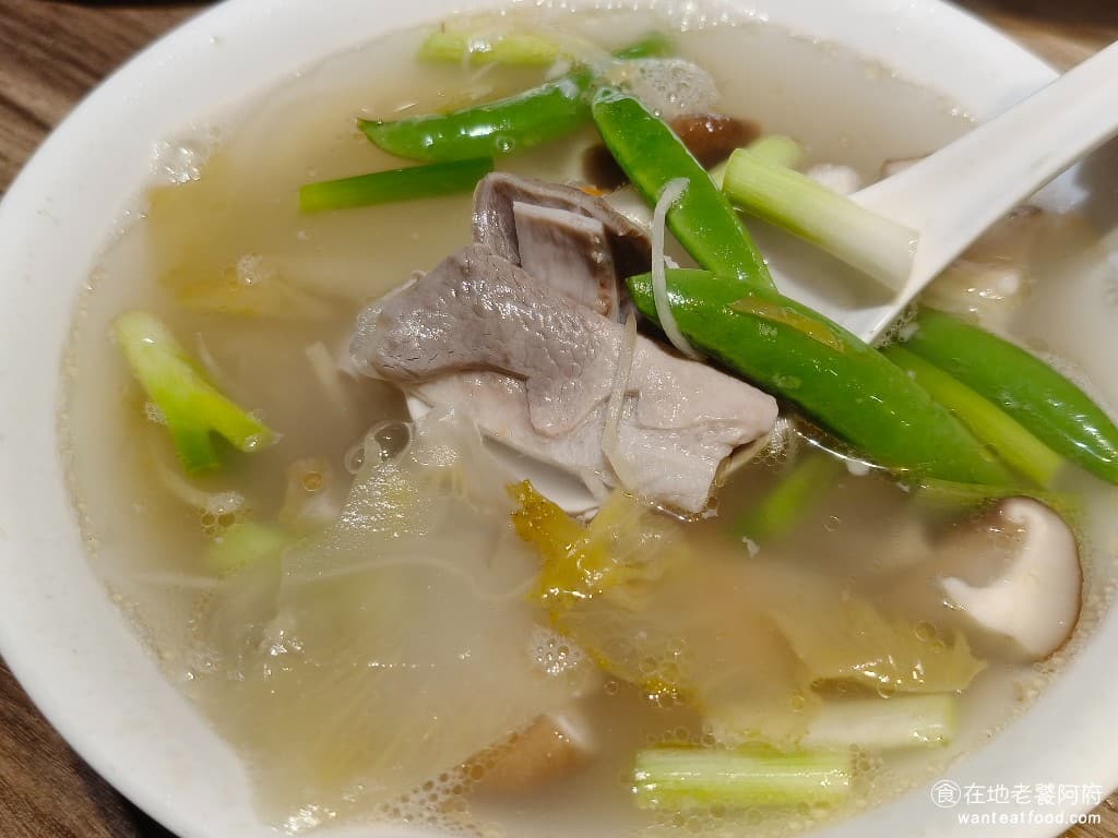 小北平麵食館 小北平麵食館菜單 小北平麵食館推薦 松山區美食 松山美食 中式料理 熱炒 豬肚片吃起來非常的滑嫩有嚼勁,搭配著豆莢、香菇、薑絲和蔥,整碗湯的配料非常豐富 @在地老饕阿府