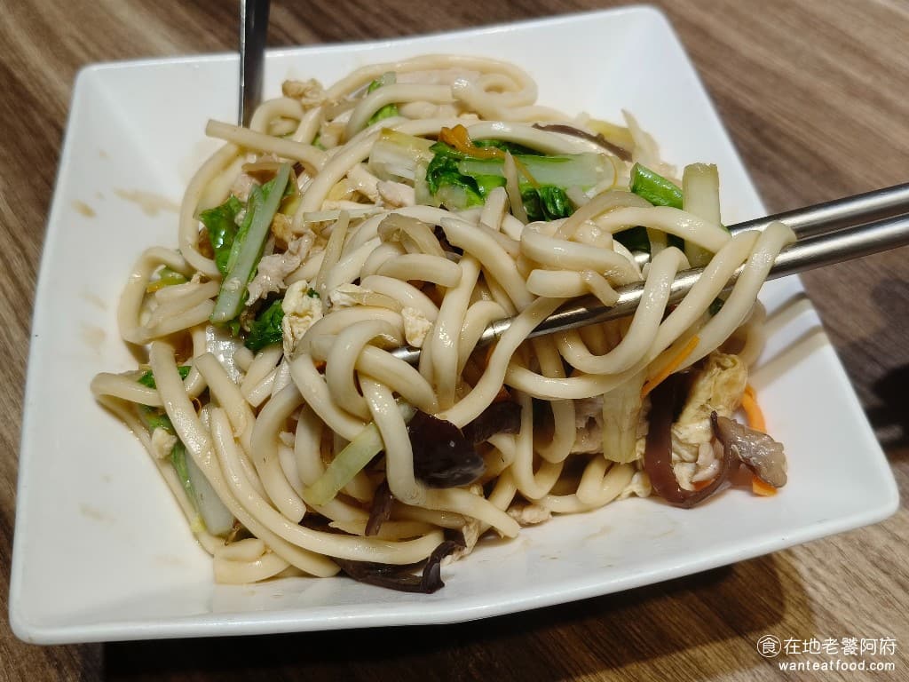 小北平麵食館 小北平麵食館菜單 小北平麵食館推薦 松山區美食 松山美食 中式料理 熱炒 因為麵條很粗,所以看起來小小一盤,但其實吃起來,感覺特別飽 @在地老饕阿府