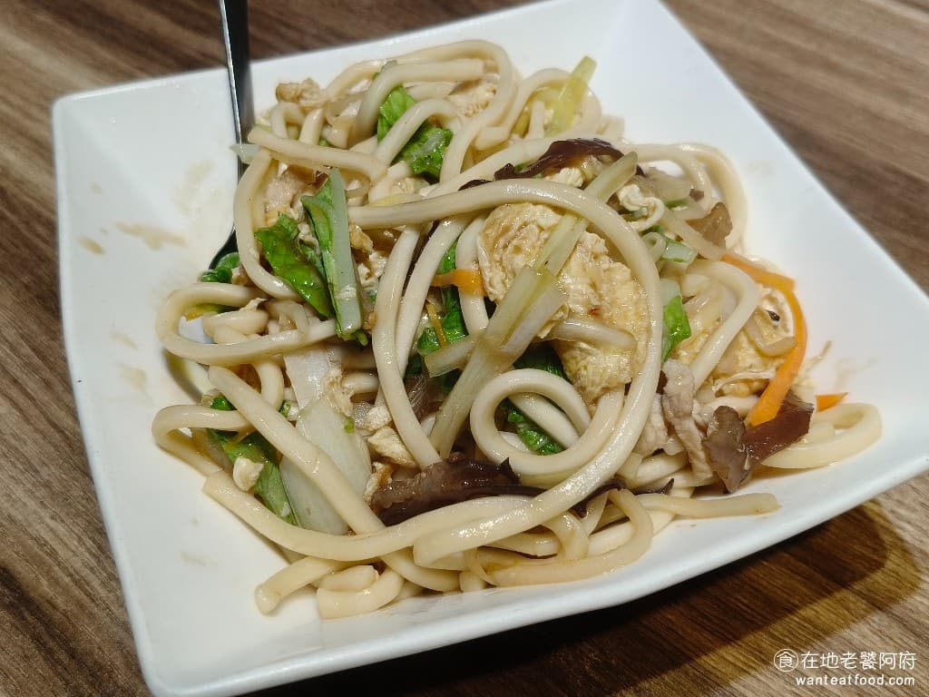 小北平麵食館 小北平麵食館菜單 小北平麵食館推薦 松山區美食 松山美食 中式料理 熱炒 什錦炒麵 炒麵的麵條非常的粗,炒起來蛋香味十足,每一個麵條都均勻地包覆了醬汁,比想像中的還好吃 @在地老饕阿府