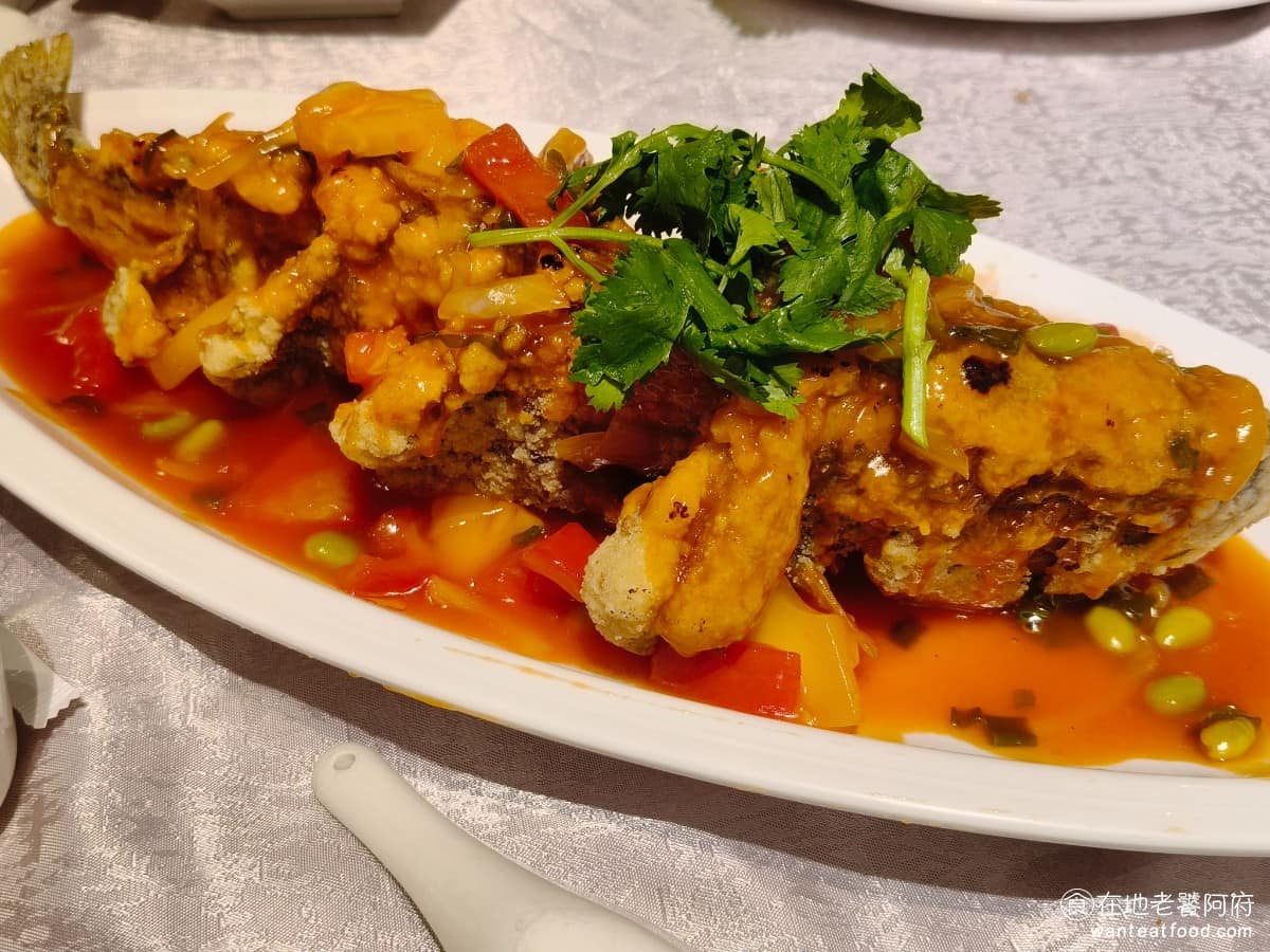 小北平麵食館 小北平麵食館菜單 小北平麵食館推薦 松山區美食 松山美食 中式料理 熱炒 糖醋黃魚 糖醋醬的味道很不錯,魚的外皮炸得酥脆,魚肉吃起來都非常新鮮,只不過大部分連皮的部位,都炸得過硬,想連皮吃就很難咬。 @在地老饕阿府