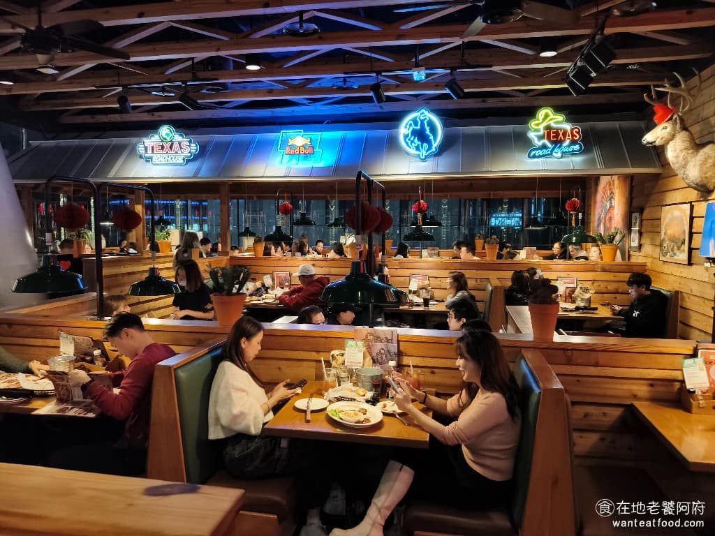 德州鮮切牛排松高店 德州鮮切牛排松高店菜單 德州鮮切牛排松高店推薦 信義區美食 信義美食 餐廳空間很大,座位很多挑高的設計讓視野很開闊,除了室內座位,走廊區也有一些座位。到了節慶,像萬聖節或聖誕節,店裡會佈置應景的裝飾,氣氛很不錯。 @在地老饕阿府