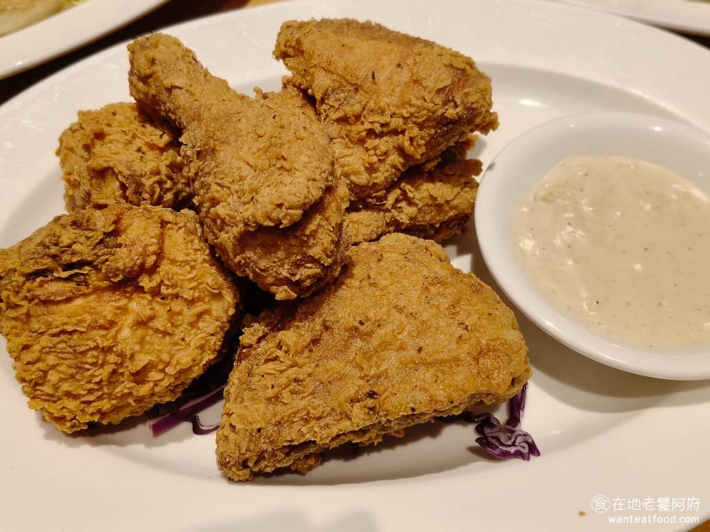 德州鮮切牛排松高店 德州鮮切牛排松高店菜單 德州鮮切牛排松高店推薦 信義區美食 信義美食 德州風味炸雞 炸雞的外皮炸得金黃酥脆,裡面的雞肉也醃製得很入味,而且肉質非常軟嫩,炸雞的表現也非常有水準。 @在地老饕阿府