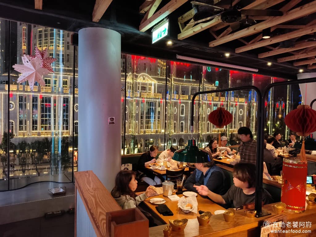德州鮮切牛排松高店 德州鮮切牛排松高店菜單 德州鮮切牛排松高店推薦 信義區美食 信義美食 座位區有靠窗的位子,可以欣賞信義區街景,如果要指定座位記得提前預約,因為很搶手。 @在地老饕阿府