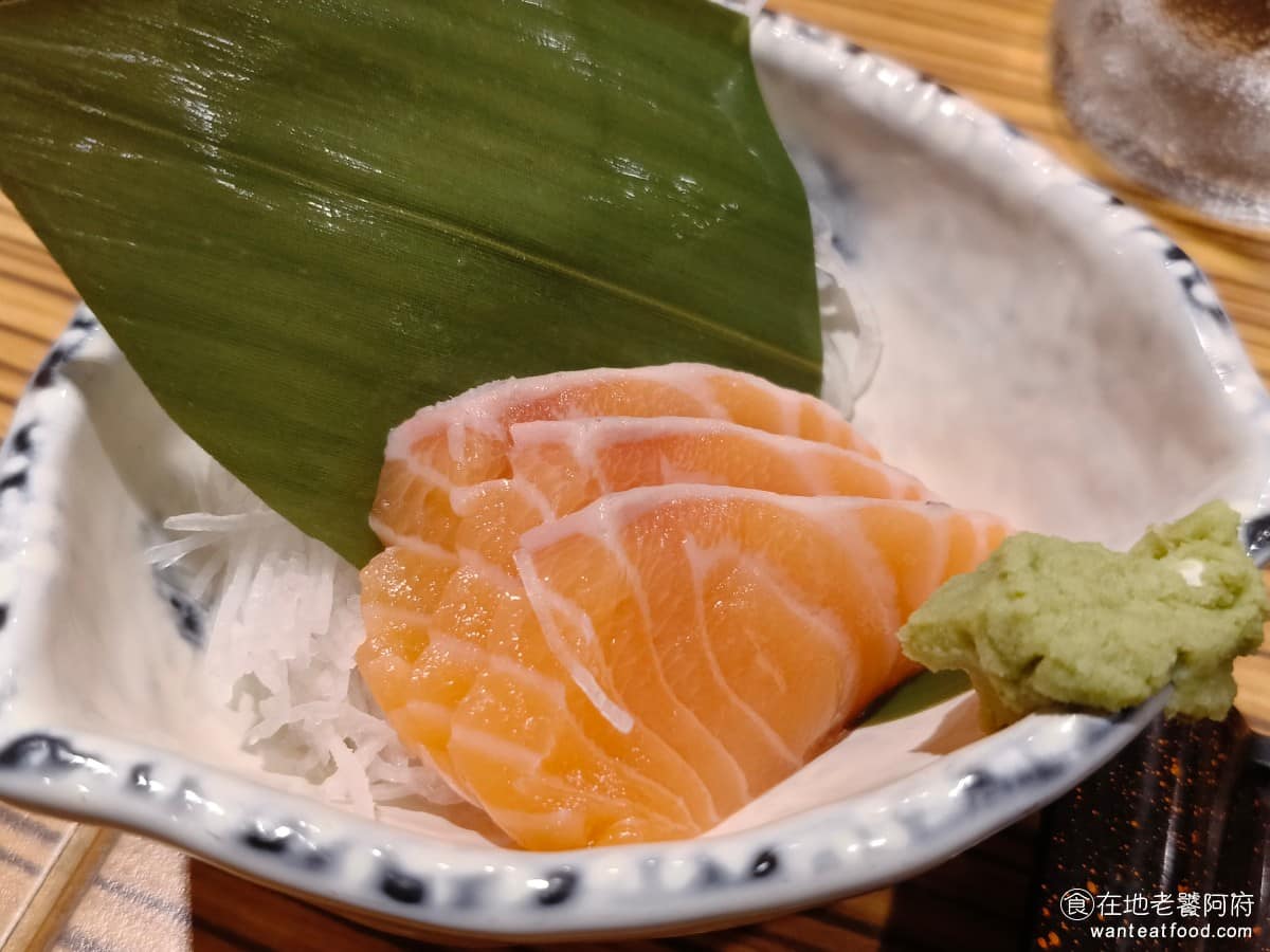 YAYOI彌生軒內湖瑞光店 YAYOI彌生軒內湖瑞光店菜單 YAYOI彌生軒內湖瑞光店推薦 桂刺身 鮭魚刺身丼，選用新鮮、肥美的鮭魚，搭配白飯可自行淋上醬汁調味，若點海鮮三饗丼，則加入北海道干貝和鮭魚卵，層次更豐富，適合喜歡生食的人。 @在地老饕阿府