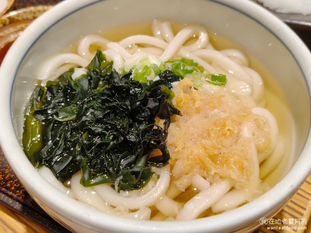 YAYOI彌生軒內湖瑞光店 YAYOI彌生軒內湖瑞光店菜單 YAYOI彌生軒內湖瑞光店推薦 烏龍麵 只要點任何一份套餐，都可以加＄70，把味噌湯換成烏龍麵，這樣套餐就變成有白飯，又有麵，飽足感直接升一個等級。烏龍麵的湯頭清爽、鹹度適中，麵條 Q 彈，上面有海帶和炸粉，吃起來簡單但很順口，食量大者，很值得點。 @在地老饕阿府