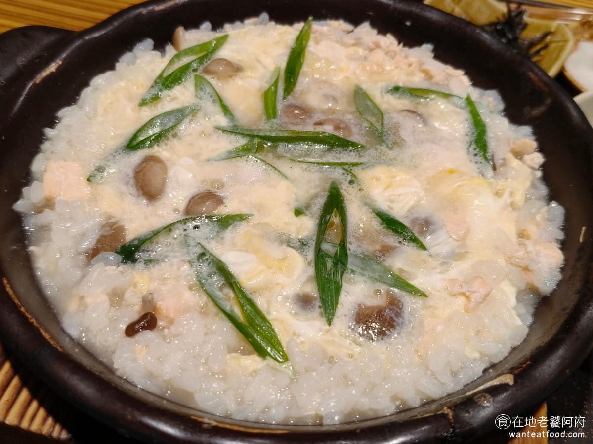 YAYOI彌生軒內湖瑞光店 YAYOI彌生軒內湖瑞光店菜單 YAYOI彌生軒內湖瑞光店推薦 用鰹魚高湯燉煮米飯，加入蛋液和新鮮鮭魚，有點像鮭魚粥的概念，但米飯沒有熬到全爛，還保留一定的粒感。湯底清爽，帶鮮味鮭魚肉質軟嫩，撒點胡椒，更有層次。 @在地老饕阿府