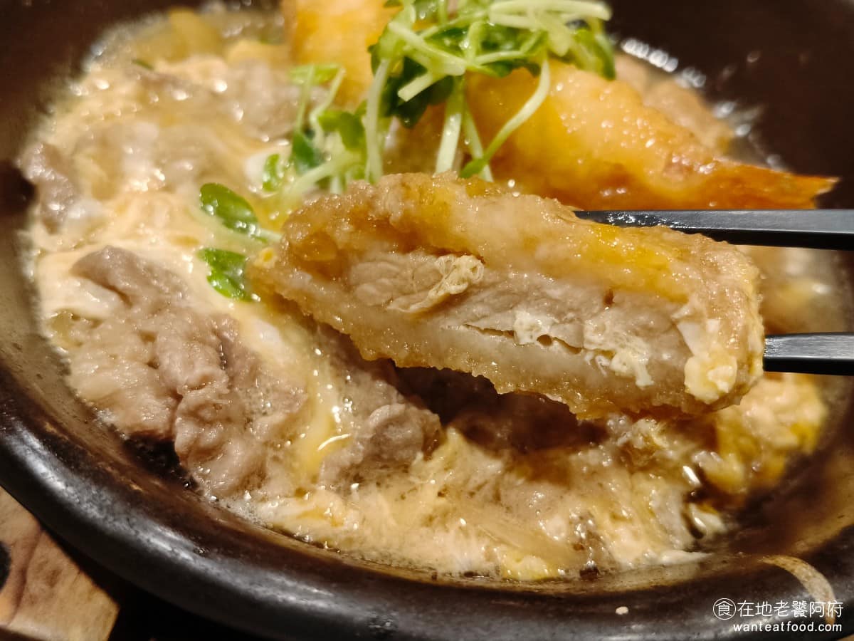 YAYOI彌生軒內湖瑞光店 YAYOI彌生軒內湖瑞光店菜單 YAYOI彌生軒內湖瑞光店推薦 牛肉肉質算軟，豬排的裹粉炸得厚，但裡面的肉片比較薄，所以吃起來不會有那種乾硬感，跟大戶屋那種厚切豬排比起來，厚度少一些，不過相對就沒那麼硬，各有取捨。 @在地老饕阿府