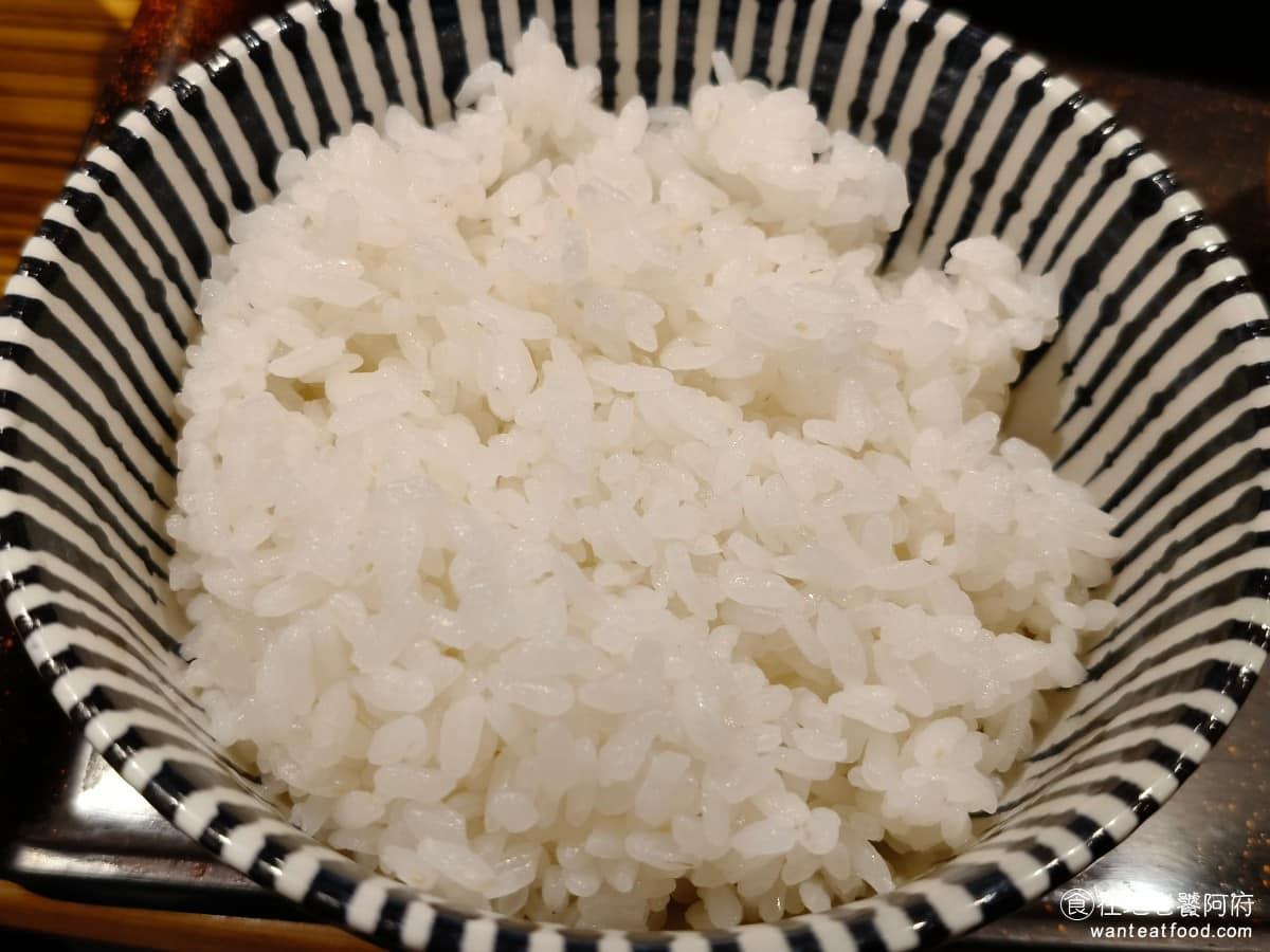 YAYOI彌生軒內湖瑞光店 YAYOI彌生軒內湖瑞光店菜單 YAYOI彌生軒內湖瑞光店推薦 白飯 白飯使用金芽米，保留胚芽和亞糊粉層，熱量比一般白米略少約10%，口感Q彈有嚼感，米飯也夠軟嫩，吃起來真的很舒服。 @在地老饕阿府