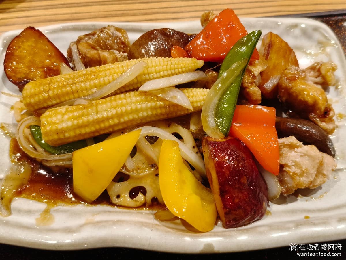 YAYOI彌生軒內湖瑞光店 YAYOI彌生軒內湖瑞光店菜單 YAYOI彌生軒內湖瑞光店推薦 這道跟大戶屋的版本相比，彌生軒的雞肉外皮炸得比較焦脆，口感很酥，但相對的，裡面的雞肉就比較乾硬，吃起來費勁一些。 @在地老饕阿府