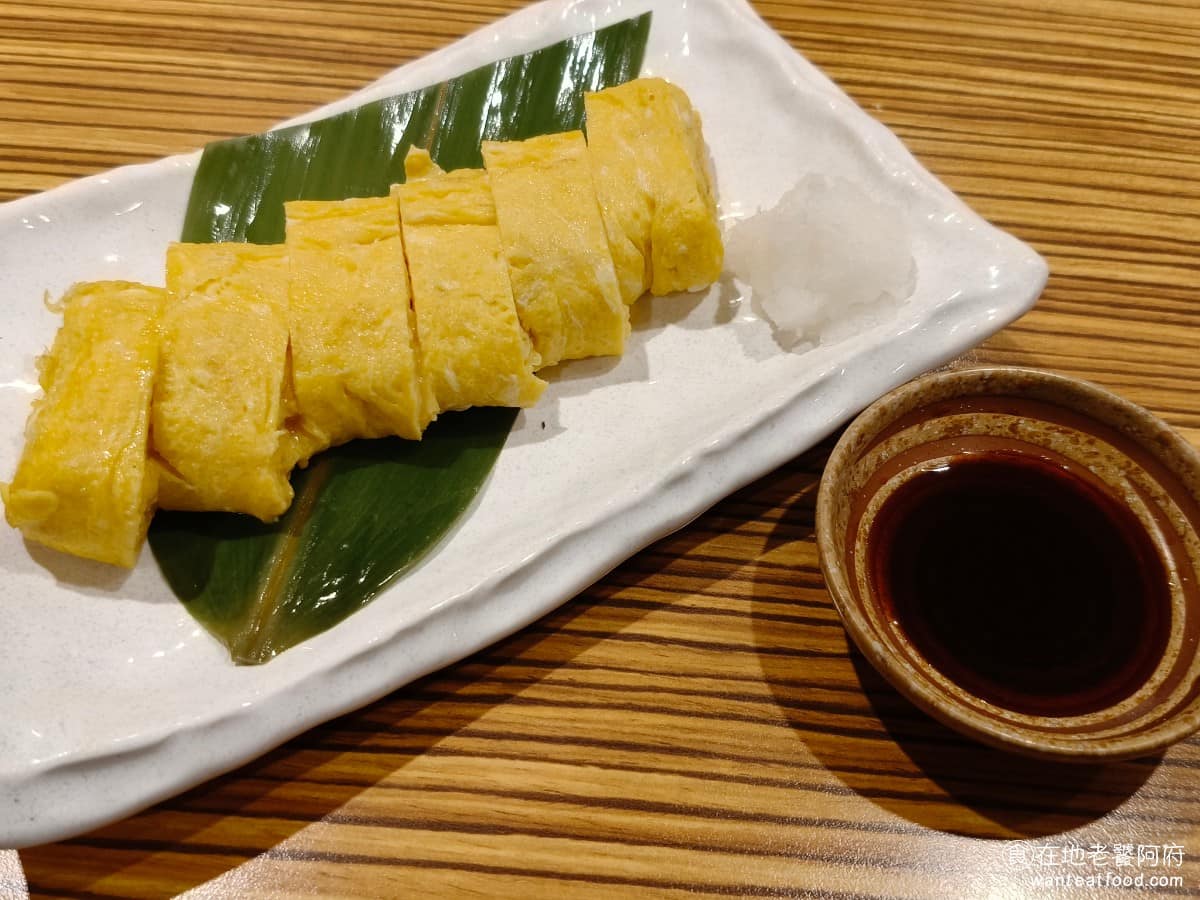 YAYOI彌生軒內湖瑞光店 YAYOI彌生軒內湖瑞光店菜單 YAYOI彌生軒內湖瑞光店推薦 玉子燒 外皮煎到全熟，裡面則是七分熟的狀態，吃起來軟綿帶蛋香，如果覺得味道不夠，旁邊附的醬油淋下去，味道更棒。 @在地老饕阿府