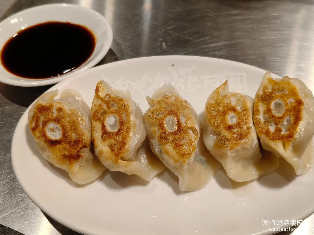 らあめん花月嵐信義威秀店 らあめん花月嵐信義威秀店菜單 らあめん花月嵐信義威秀店推薦 黃金高麗菜煎餃 味道普通，沒有特別突出的地方，但咬下去會有湯汁，口感上還行，搭配桌上的秘傳醬油一起吃，味道稍微提升一些，算可以接受。 @在地老饕阿府