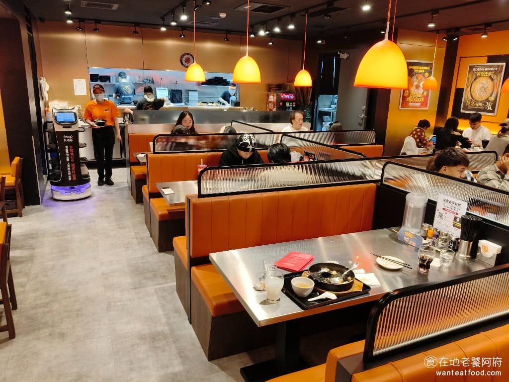 らあめん花月嵐信義威秀店 らあめん花月嵐信義威秀店菜單 らあめん花月嵐信義威秀店推薦 《花月嵐 信義威秀店》的面積比一般分店大，不只靠牆的店面區，還跨過走廊另開一個用餐區，座位翻桌速度快，雖然會排隊，但通常不會排很久。 @在地老饕阿府