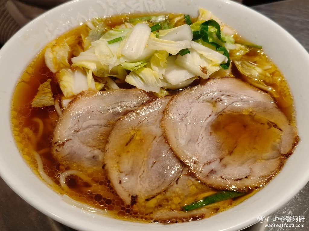 らあめん花月嵐信義威秀店 らあめん花月嵐信義威秀店菜單 らあめん花月嵐信義威秀店推薦 道頓堀拉麵 是醬油口味的湯底，醬油味道不會很重，吃起來甜甜的，小朋友會很喜歡。上面加了比較多片叉燒，再搭配青菜，吃起來比豚骨口味清爽很多。鹹度上，吃起來還是有點鹹。 @在地老饕阿府
