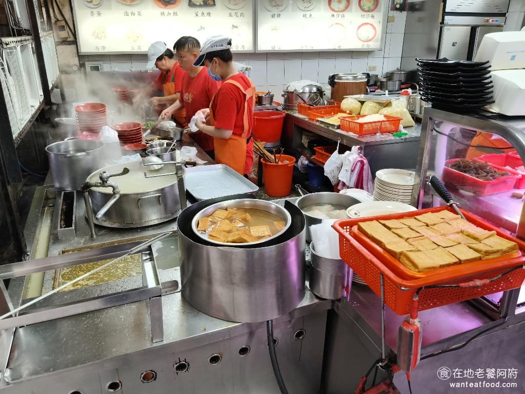 添丁切仔麵 添丁切仔麵菜單 添丁切仔麵推薦 蘆洲區美食 蘆洲美食 三民高中美食 台灣小吃 切仔麵 黑白切 這間店最大的特色是湯可以免費加,工作人員再加湯時,還會再幫你加油蔥酥,非常貼心,而且黑白切的選擇也很多,食材新鮮,處理得都非常乾淨。 @在地老饕阿府