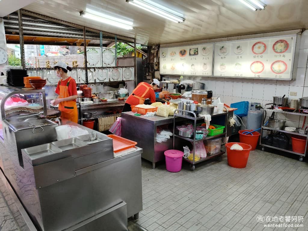 添丁切仔麵 添丁切仔麵菜單 添丁切仔麵推薦 蘆洲區美食 蘆洲美食 三民高中美食 台灣小吃 切仔麵 黑白切 一進店面會看到半開放式廚房,煮麵台在門口位置,廚房的區域很大,可以直接看到他們處理食材和煮麵的過程,廚房的環境非常乾淨。 @在地老饕阿府
