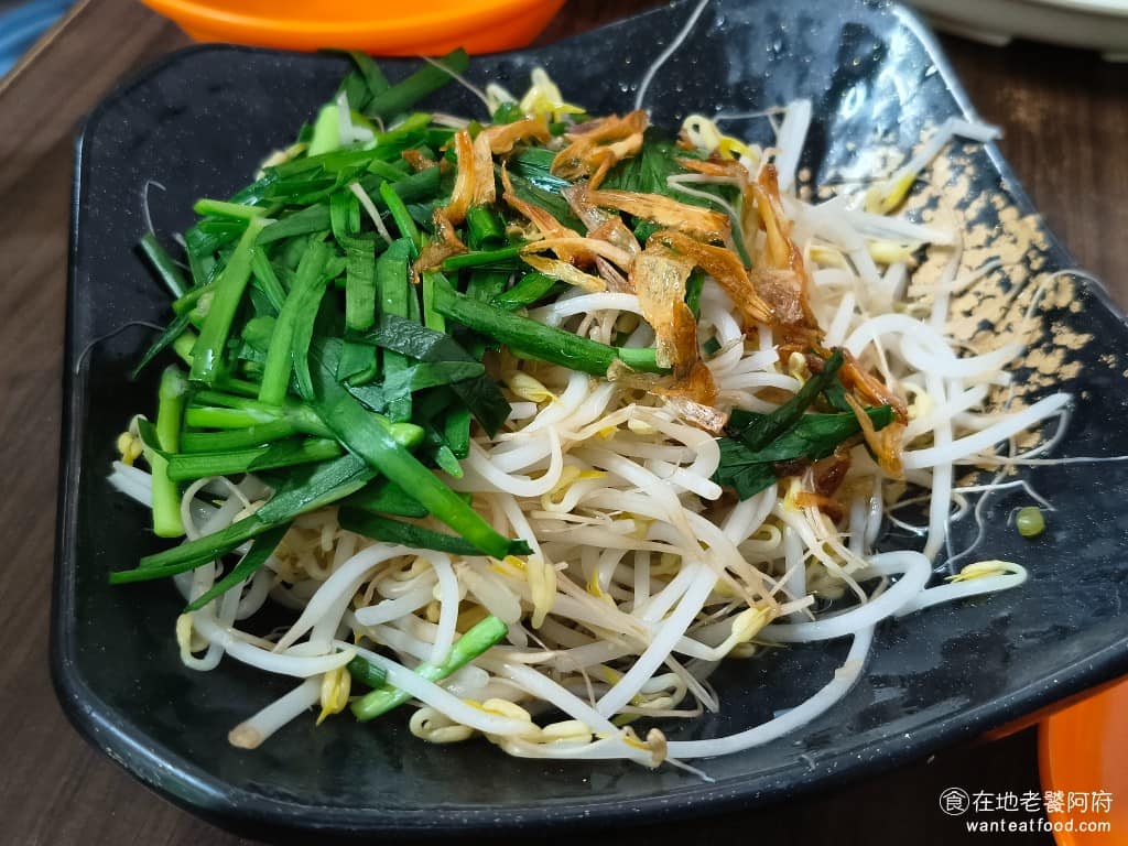添丁切仔麵 添丁切仔麵菜單 添丁切仔麵推薦 蘆洲區美食 蘆洲美食 三民高中美食 台灣小吃 切仔麵 黑白切 有機豆芽 上面有放一些油蔥酥和韭菜,沒有加醬油膏,所以吃起來非常清爽,是使用新峰農場認證的有機綠豆芽,口感爽脆,帶一點甜味。 @在地老饕阿府