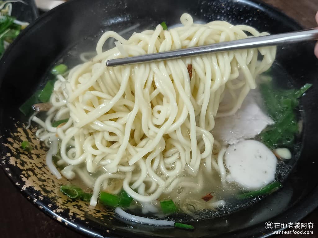 添丁切仔麵 添丁切仔麵菜單 添丁切仔麵推薦 蘆洲區美食 蘆洲美食 三民高中美食 台灣小吃 切仔麵 黑白切 油麵的份量給得超多,吃起來口感非常軟,而且不會感到油膩,湯頭喝得到大骨湯及油蔥酥的香味。如果覺得味道不夠,可以自己再加醋或是辣椒醬。 @在地老饕阿府