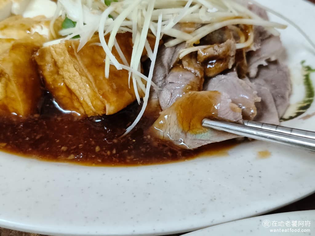 添丁切仔麵 添丁切仔麵菜單 添丁切仔麵推薦 蘆洲區美食 蘆洲美食 三民高中美食 台灣小吃 切仔麵 黑白切 這裡的黑白切在選擇醬油膏時,可以選擇要原味醬油,還是蒜味醬油,個人是推薦蒜味的,吃起來會更香,更有層次感。 @在地老饕阿府