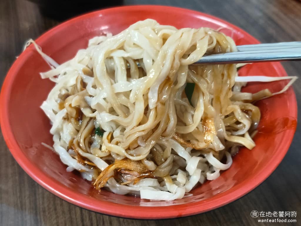 添丁切仔麵 添丁切仔麵菜單 添丁切仔麵推薦 蘆洲區美食 蘆洲美食 三民高中美食 台灣小吃 切仔麵 黑白切 雖然鹹度很足夠,麵上也加了不少油蔥酥,吃起來味道不差,但是多吃幾口後,會覺得有一點膩口,因為都在吃醬油膏,而且醬油膏的化學感比較重,味道不是很清爽。 @在地老饕阿府