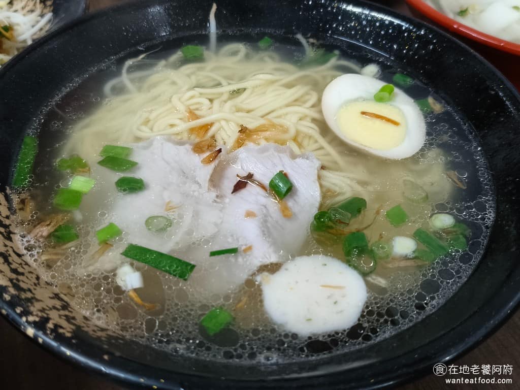 添丁切仔麵 添丁切仔麵菜單 添丁切仔麵推薦 蘆洲區美食 蘆洲美食 三民高中美食 台灣小吃 切仔麵 黑白切 招牌添丁湯麵 叫做招牌麵,但其實就是切仔麵多了一些配料,有兩片白肉、半顆滷蛋和半顆貢丸。碗的尺寸更大,所以湯和麵的份量,大約是一般切仔麵的1.5倍,而且有加蔥,所以吃起來會更香。 @在地老饕阿府