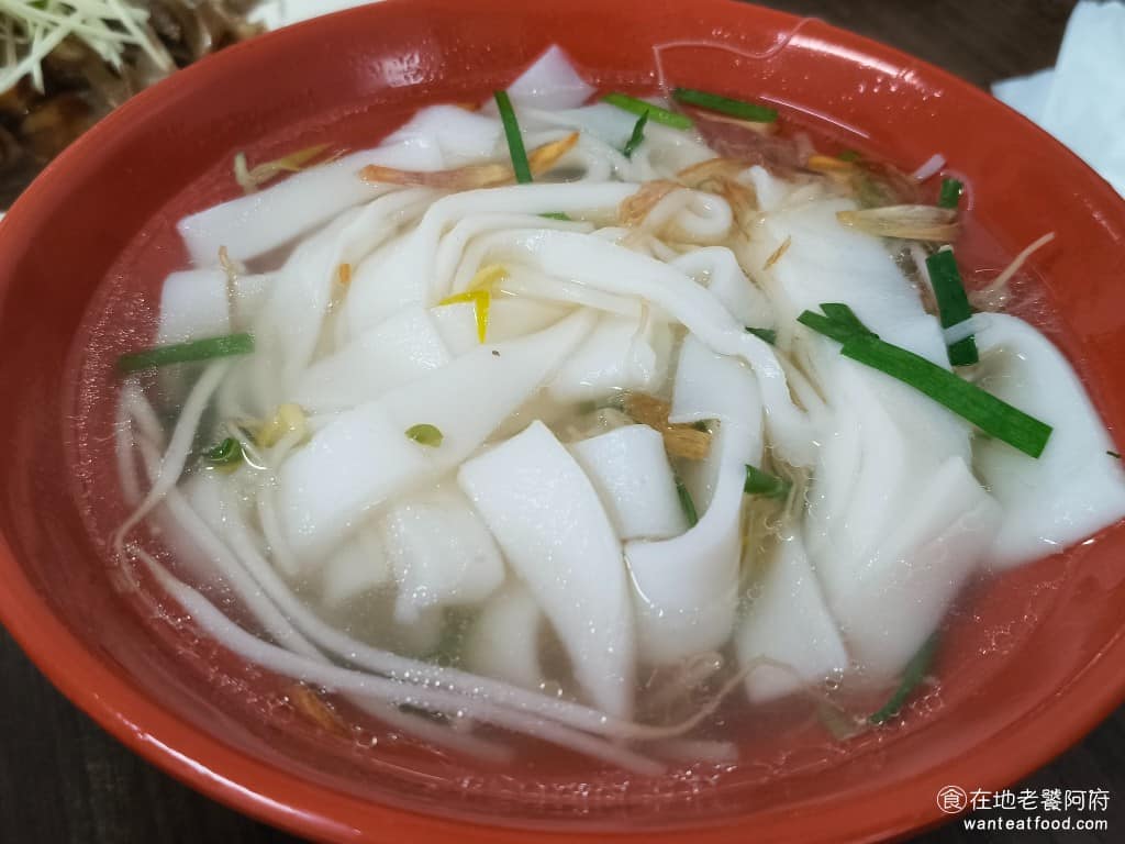 添丁切仔麵 添丁切仔麵菜單 添丁切仔麵推薦 蘆洲區美食 蘆洲美食 三民高中美食 台灣小吃 切仔麵 黑白切 粿仔麵湯 粿仔條可以選擇要湯的還是乾的,粿仔條口感比較偏軟,感覺是煮得有一點久,口感不夠Q彈,這個板條等於失去了最大的優點,這樣的話,個人還是推薦點油麵。 @在地老饕阿府