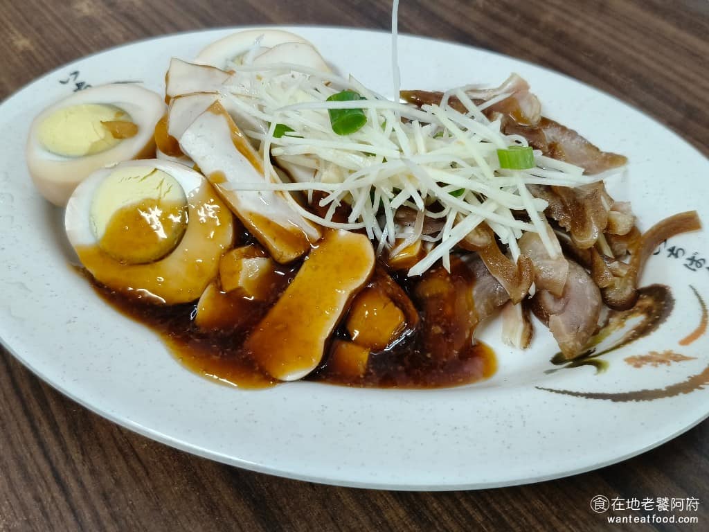 添丁切仔麵 添丁切仔麵菜單 添丁切仔麵推薦 蘆洲區美食 蘆洲美食 三民高中美食 台灣小吃 切仔麵 黑白切 豬耳朵、豆干和滷蛋 豬耳朵很Q彈,膠質滿滿,不錯吃,豆干和滷蛋調味則是比較清淡。 @在地老饕阿府