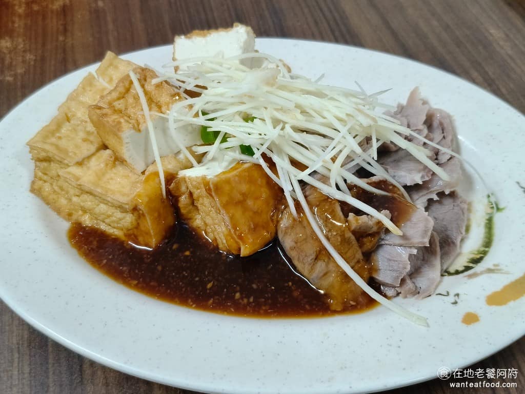 添丁切仔麵 添丁切仔麵菜單 添丁切仔麵推薦 蘆洲區美食 蘆洲美食 三民高中美食 台灣小吃 切仔麵 黑白切 嘴邊肉和油豆腐 油豆腐非常的軟嫩,裡面吸飽了滷汁,咬下去還會流湯汁,吃起來非常濕潤。嘴邊肉意外的還不錯吃,口感非常Q彈,完全不會硬,肉質也很新鮮。 @在地老饕阿府