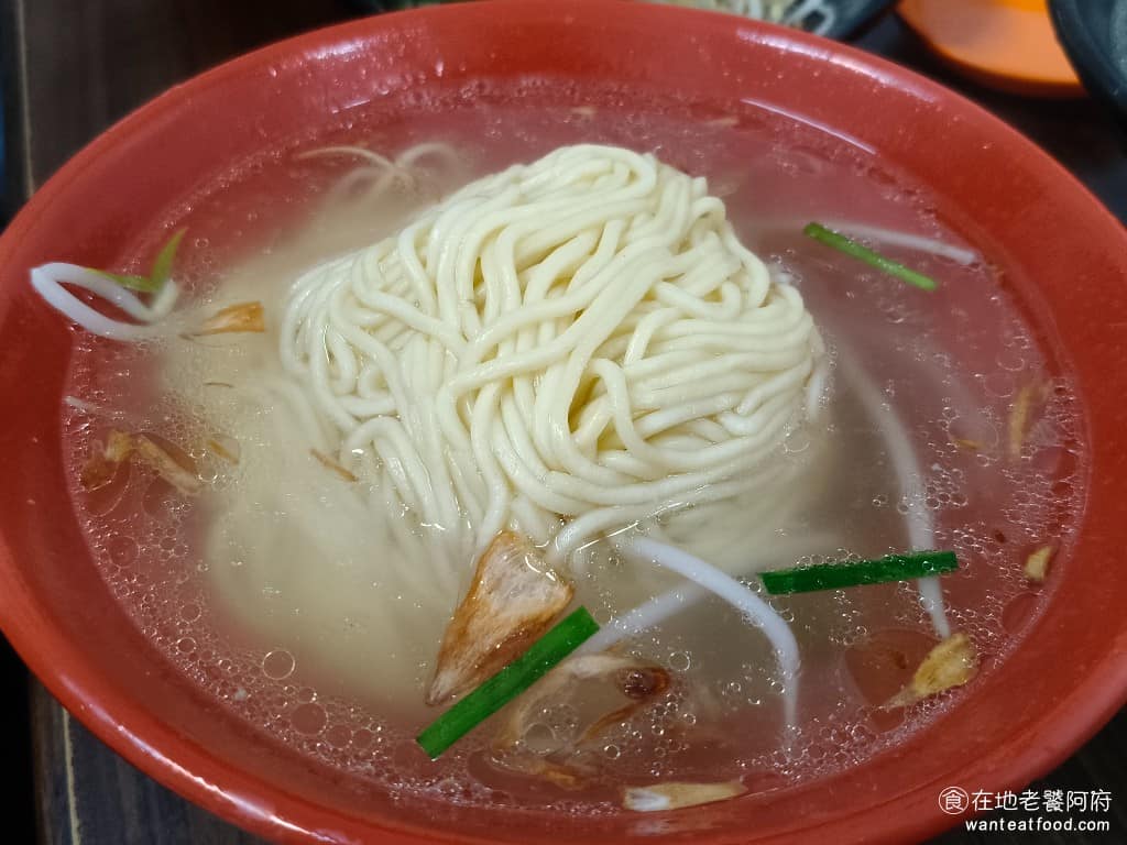 添丁切仔麵 添丁切仔麵菜單 添丁切仔麵推薦 蘆洲區美食 蘆洲美食 三民高中美食 台灣小吃 切仔麵 黑白切 切仔麵 切仔麵的湯頭非常清爽,能夠品嚐到淡淡的韭菜和油蔥的香味。湯頭是使用大骨熬製,走的是清淡路線。讓人印象深刻的是,這一碗 50 元,裡面的麵,給超大一坨,CP值很高。這裡的切仔麵,如果湯喝完了,都可以續加,續加的湯還會再幫你加一點油蔥酥做提味,只不過加了湯之後,味道似乎比原本的湯來得淡。 @在地老饕阿府