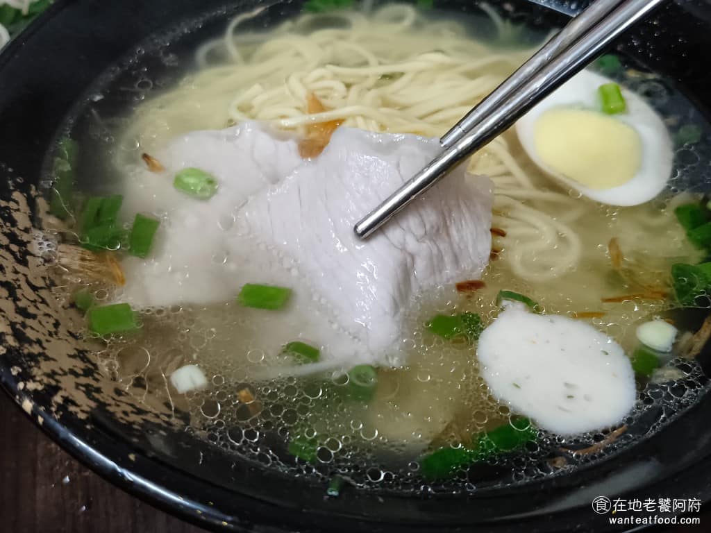 添丁切仔麵 添丁切仔麵菜單 添丁切仔麵推薦 蘆洲區美食 蘆洲美食 三民高中美食 台灣小吃 切仔麵 黑白切 白肉部份吃起來沒有特別的調味,肉片都是瘦肉,口感偏硬,滷蛋和貢丸也沒有特別滷過。 @在地老饕阿府