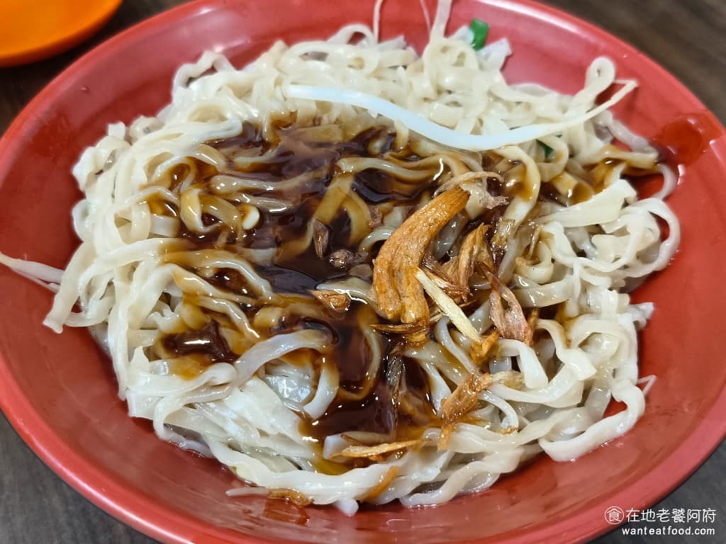 添丁切仔麵 添丁切仔麵菜單 添丁切仔麵推薦 蘆洲區美食 蘆洲美食 三民高中美食 台灣小吃 切仔麵 黑白切 乾意麵 意麵上加滿了醬油膏,吃起來是重口味的,會比切仔麵更鹹一點,意麵口感也比油麵更有嚼勁。 @在地老饕阿府