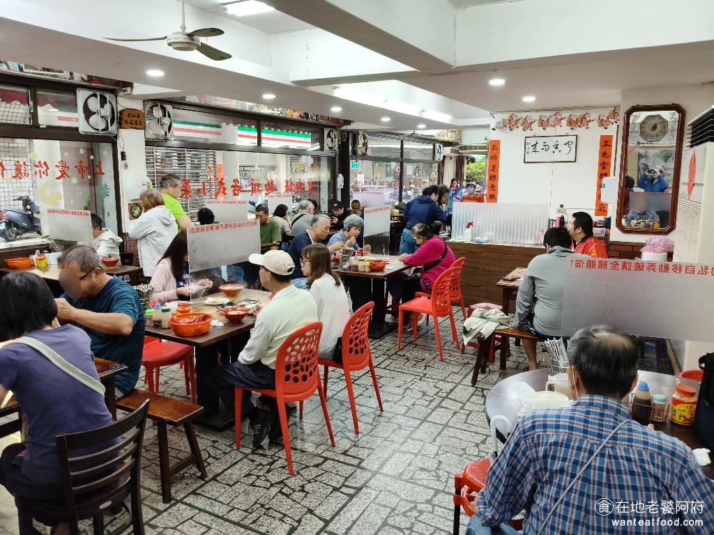 添丁切仔麵 添丁切仔麵菜單 添丁切仔麵推薦 蘆洲區美食 蘆洲美食 三民高中美食 台灣小吃 切仔麵 黑白切 靠近廚房區的座位會比較熱,但走到店裡面後,冷氣開得非常涼爽,坐在裡面吃麵很舒服。 @在地老饕阿府