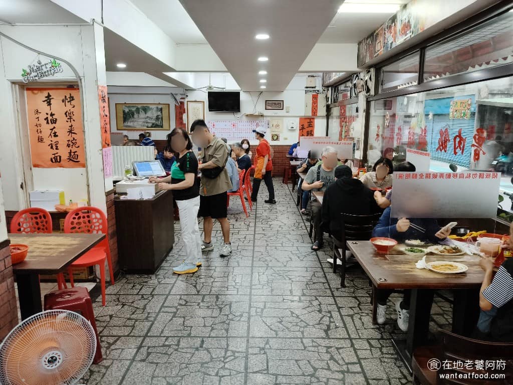 添丁切仔麵 添丁切仔麵菜單 添丁切仔麵推薦 蘆洲區美食 蘆洲美食 三民高中美食 台灣小吃 切仔麵 黑白切 店內空間比一般切仔麵店大很多,我們就是因為店面寬敞,而且座位多,才選擇吃這間。 @在地老饕阿府
