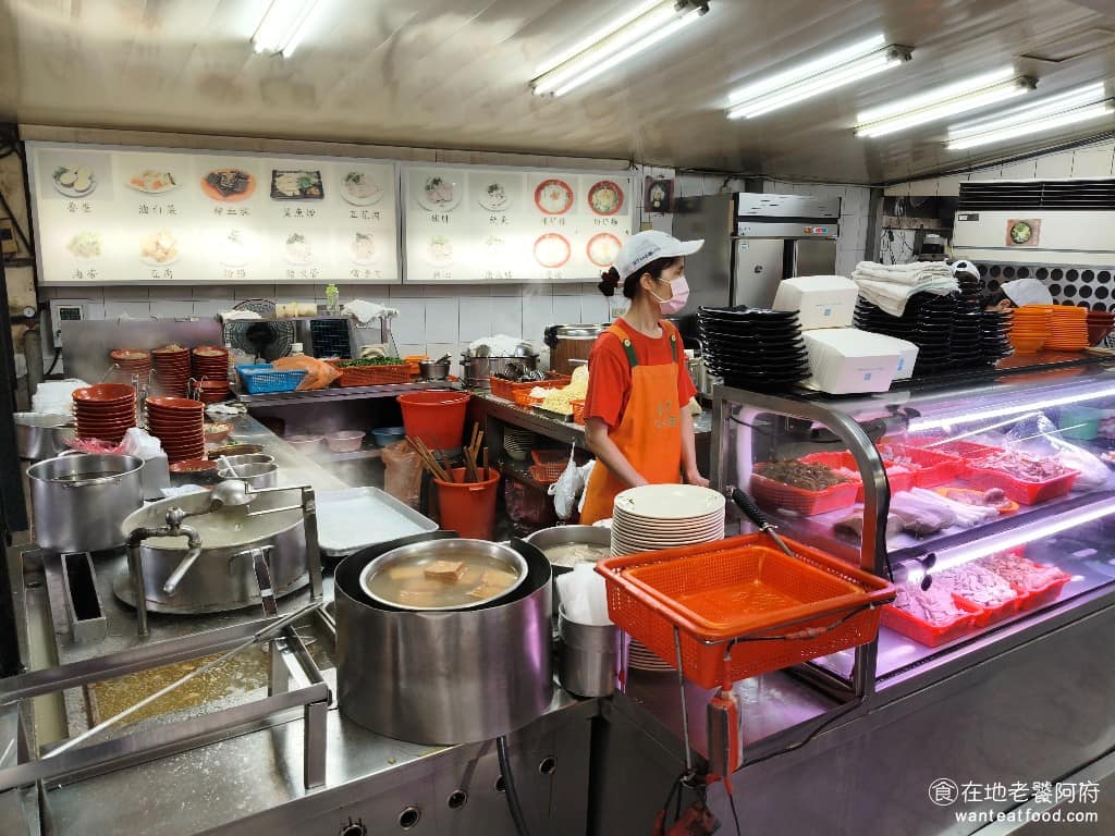 添丁切仔麵 添丁切仔麵菜單 添丁切仔麵推薦 蘆洲區美食 蘆洲美食 三民高中美食 台灣小吃 切仔麵 黑白切 蘆洲切仔麵據說「周烏豬切仔麵」是蘆洲第一家,最早就在湧蓮寺前擺攤,《添丁切仔麵》算是後來才加入的,一路做到現在變成人氣最高。 @在地老饕阿府
