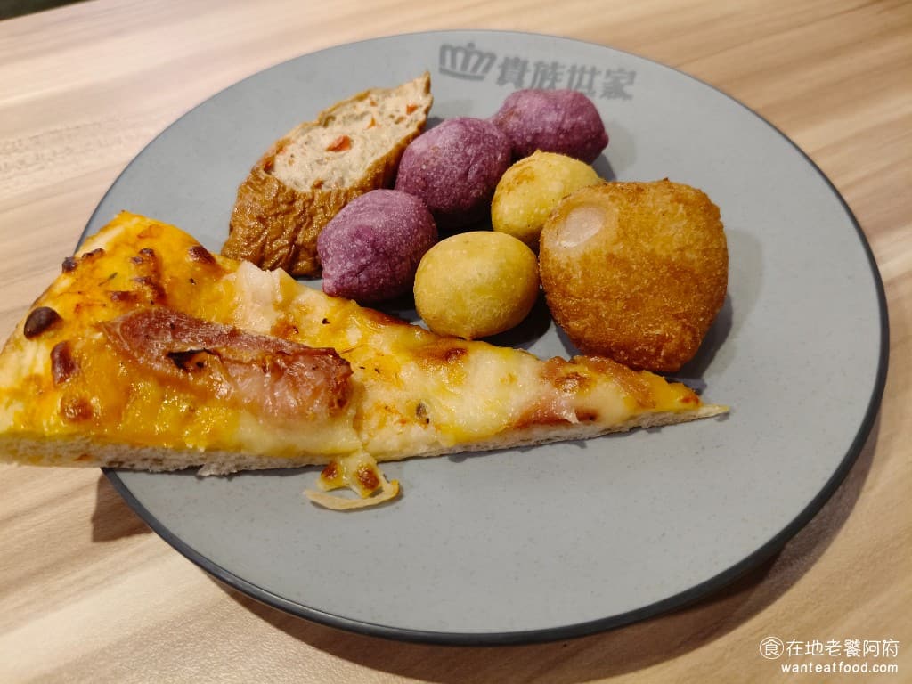 貴族世家mini大安信義店 貴族世家mini大安信義店菜單 貴族世家mini大安信義店推薦 Pizza 吃起來的口感還可以,只不過店內人少的時候,披薩就會放得比較久,吃起來會是冷的 @在地老饕阿府