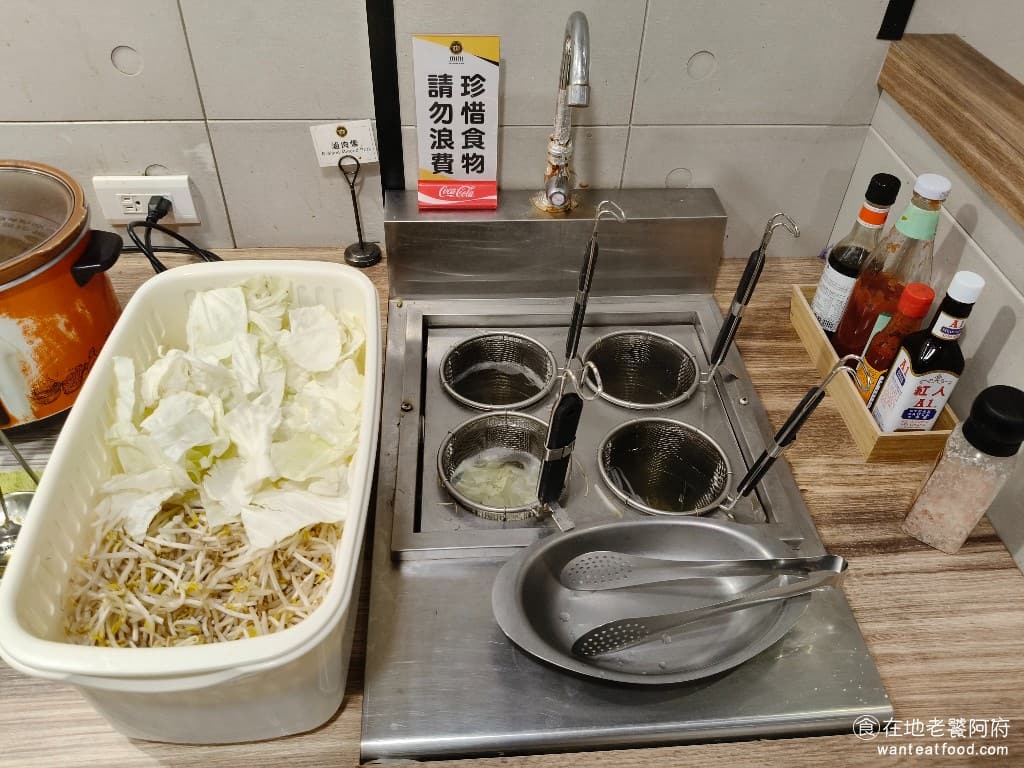 貴族世家mini大安信義店 貴族世家mini大安信義店菜單 貴族世家mini大安信義店推薦 「燙青菜DIY 」是這裡的特色之處,可以自己燙菜,有豆芽菜和高麗菜可以選擇 @在地老饕阿府