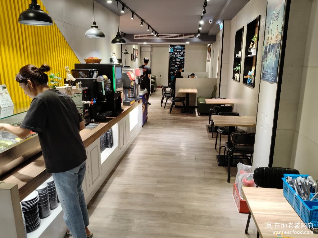 貴族世家mini大安信義店 貴族世家mini大安信義店菜單 貴族世家mini大安信義店推薦 店內的冷氣開得非常涼爽,我看到很多人,從大安森林公園運動完,就直接來這裡吃牛排,吹冷氣,超級舒服 @在地老饕阿府