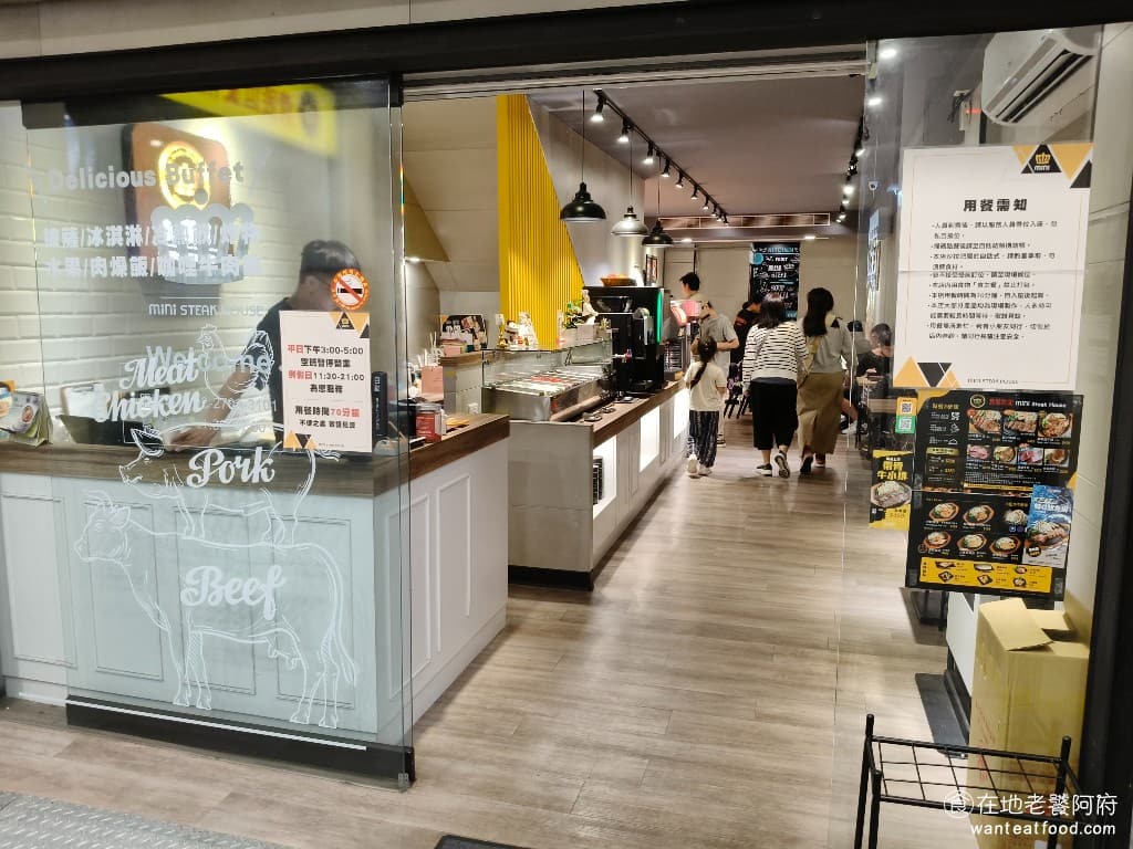 貴族世家mini大安信義店 貴族世家mini大安信義店菜單 貴族世家mini大安信義店推薦 雖然說是 mini 版,但自助吧裡面該有的,包含了滷肉飯、炸物、湯品、飲料、冰淇淋 @在地老饕阿府