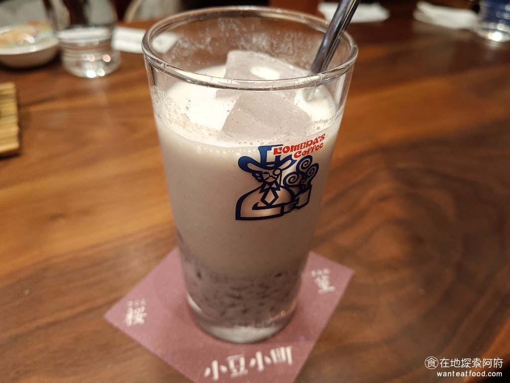 客美多咖啡 komeda's coffee 大直店 komeda‘s 大直店菜單 大直店價格 冰紅豆小町 165 元 這裡的餐點價格都比較高，畢竟人能讓你在這裡待很久，像是這一杯，就要 165 元。 @在地老饕阿府