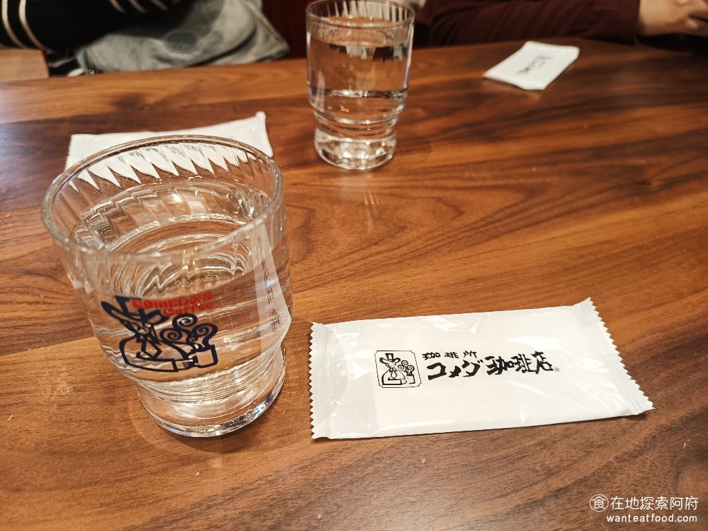 客美多咖啡 komeda's coffee 大直店 komeda‘s 大直店菜單 大直店價格 店員超級貼心，每隔一段時間，都會主動過來幫我們加水。 @在地老饕阿府