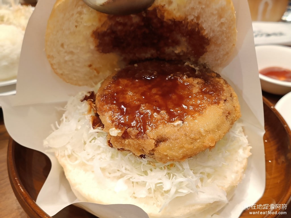 客美多咖啡 komeda's coffee 大直店 komeda‘s 大直店菜單 大直店價格 在吃的時候，要小心肉排的肉汁非常多會，滴到滿手都是肉汁。牛肉的話，單純的漢堡排，吃起來覺得太厚了，味道也有一點普通。 @在地老饕阿府