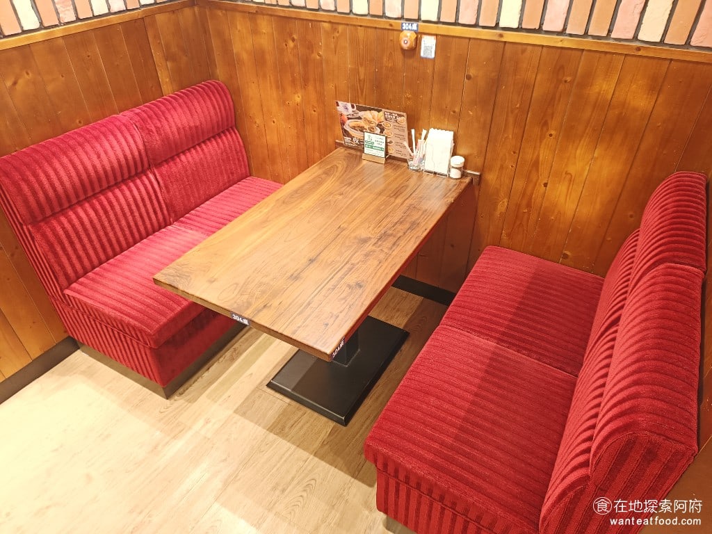 客美多咖啡 komeda's coffee 大直店 komeda‘s 大直店菜單 大直店價格 座位非常寬敞，而且每個座位旁邊都有插座，帶著筆電來工作也非常方便。環境的挑高也非常高，所以店內完全不會覺得很吵雜。 @在地老饕阿府