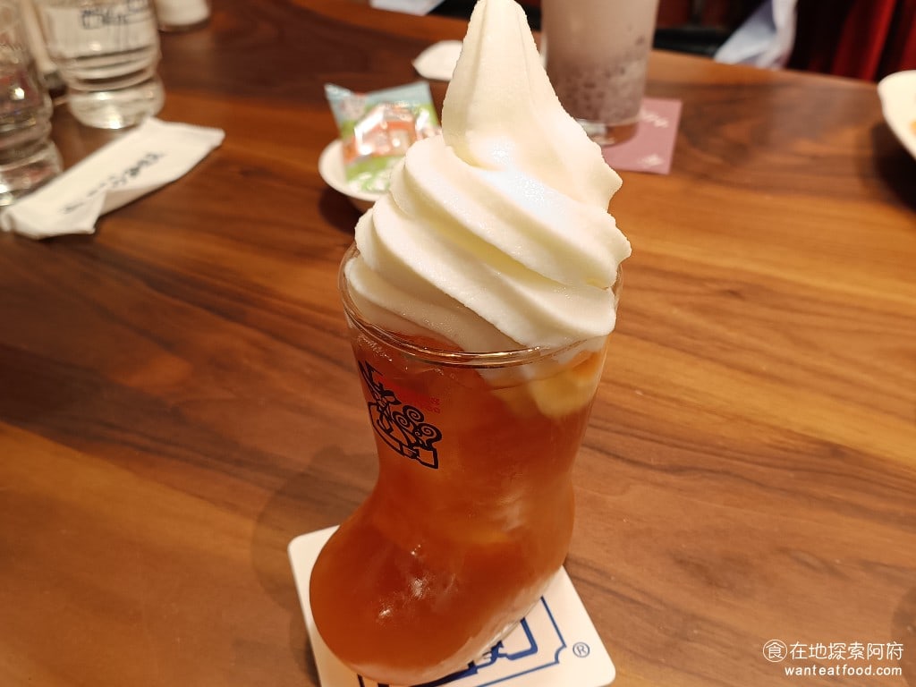 客美多咖啡 komeda's coffee 大直店 komeda‘s 大直店菜單 大直店價格 漂浮紅茶 175 元 上面是香草冰淇淋，底部是紅茶，要記得先吃冰淇淋，不然等到冰淇淋開始融化，這杯就會滿出來了。 @在地老饕阿府